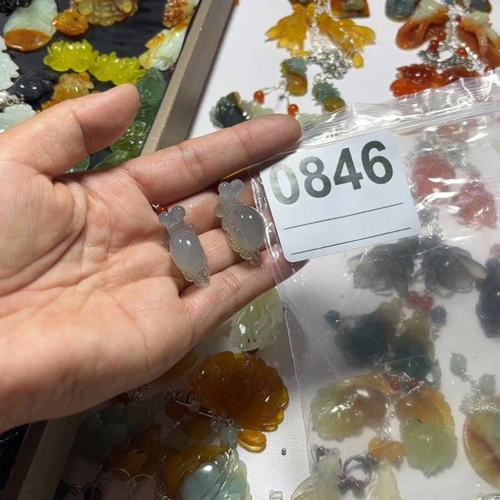 如***意合金蛇纹石玉吊坠