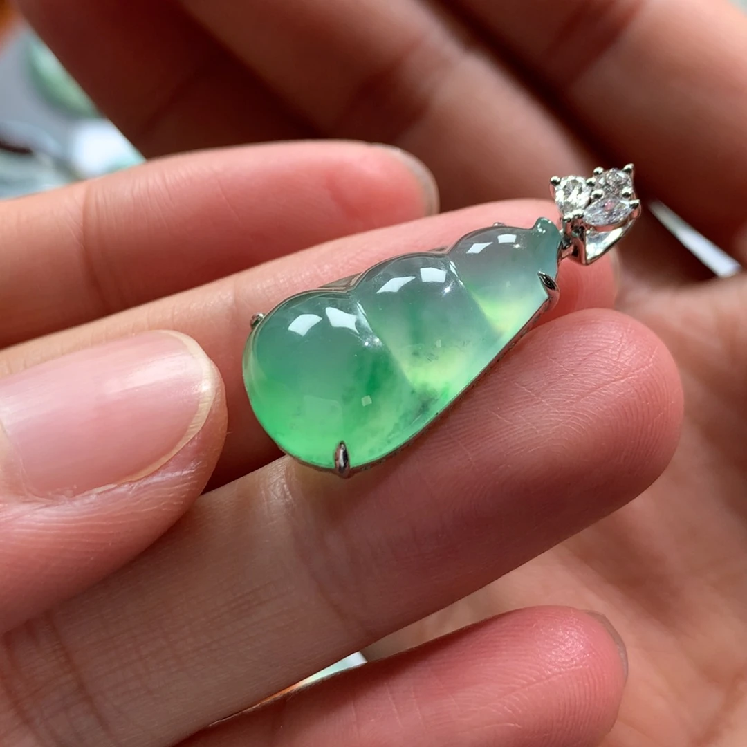 翡翠颈饰18K金镶嵌福豆