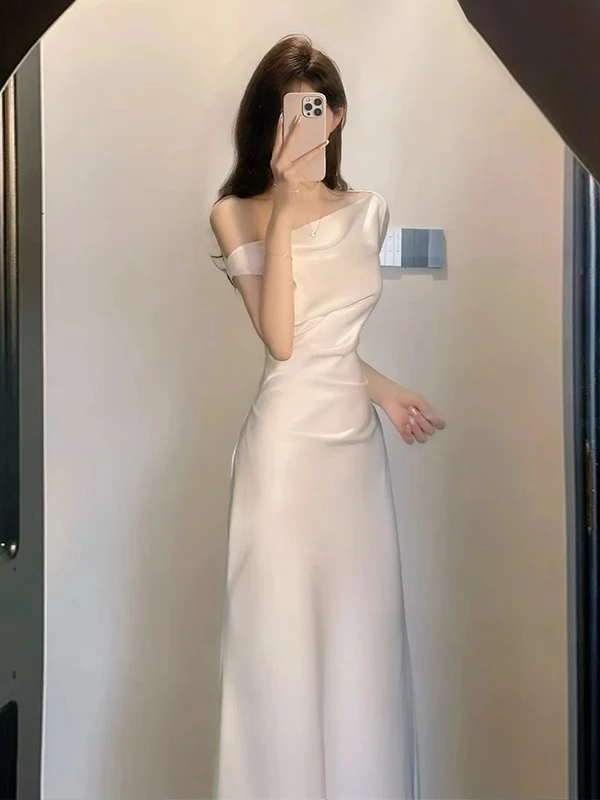 2025年夏季新款法式气质高级感荡领斜肩收腰包臀醋酸缎面连衣裙