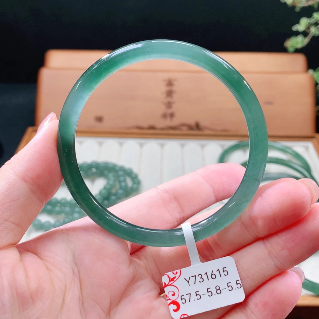翡翠手镯（圆镯）未镶嵌