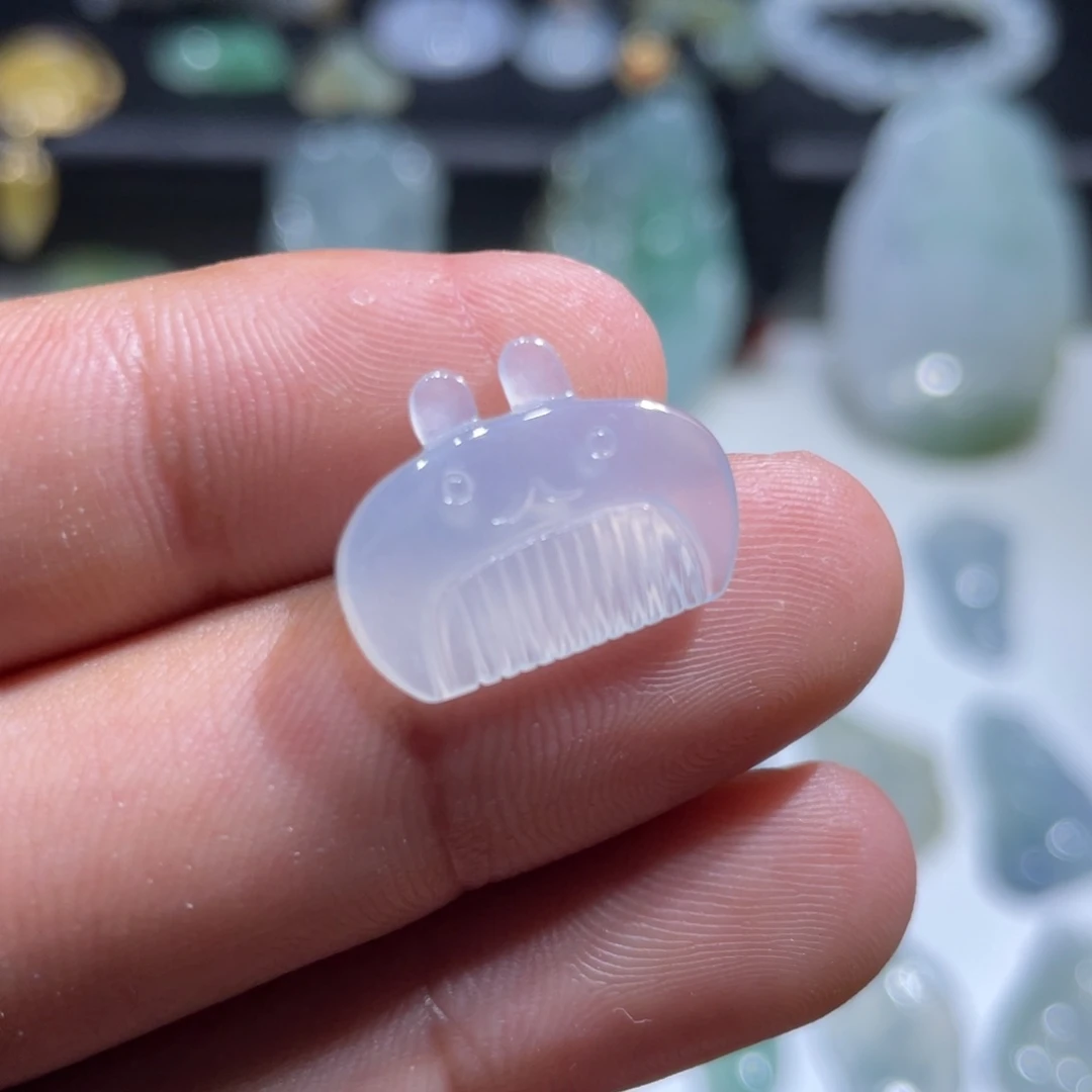 颈饰未镶嵌翡翠小梳子