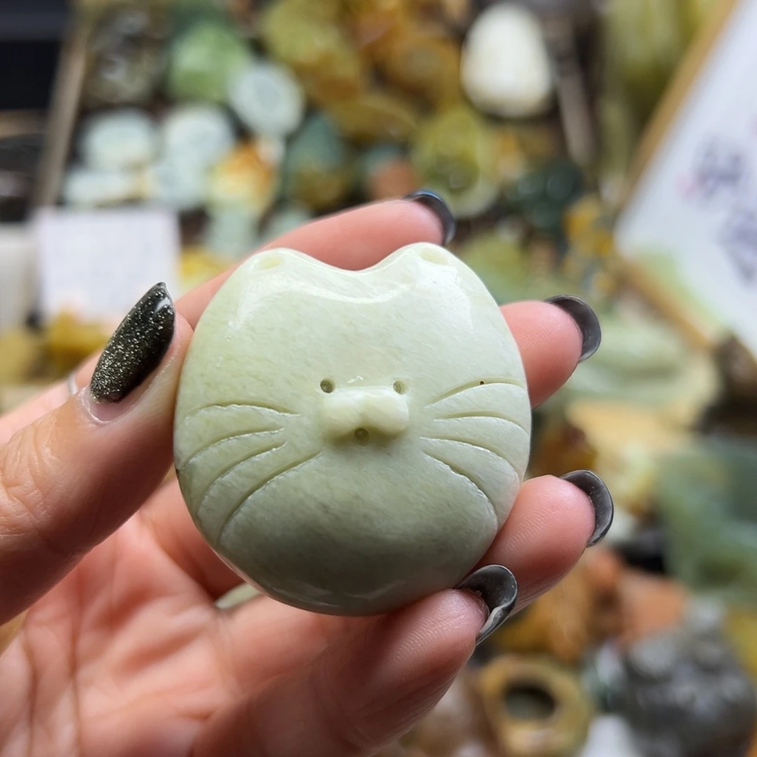 未镶嵌岫玉颈饰辽阳料后面带水草猫咪
