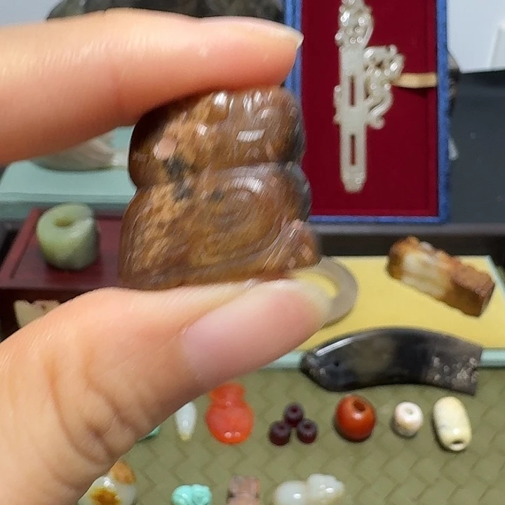 氓***蚩和田玉未镶嵌颈饰