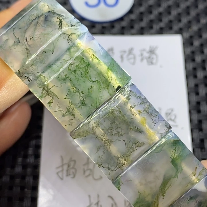 未镶嵌颈饰玛瑙/玉髓年*