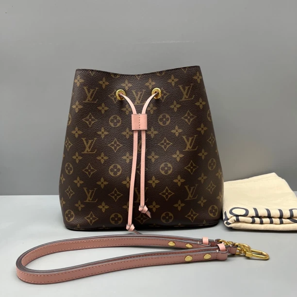 95新 LouisVuitton/路易威登 老花拼粉色抽绳水桶包 尺寸26*26 JM