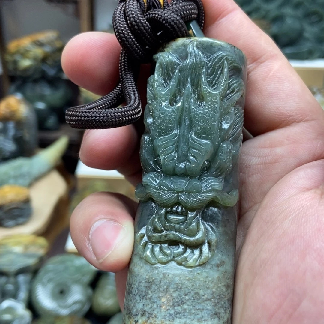 未镶嵌岫岩河磨玉（透闪石质玉）把件二*