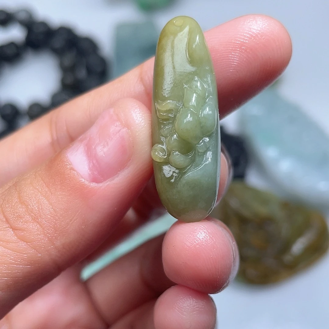 颈饰未镶嵌翡翠是
