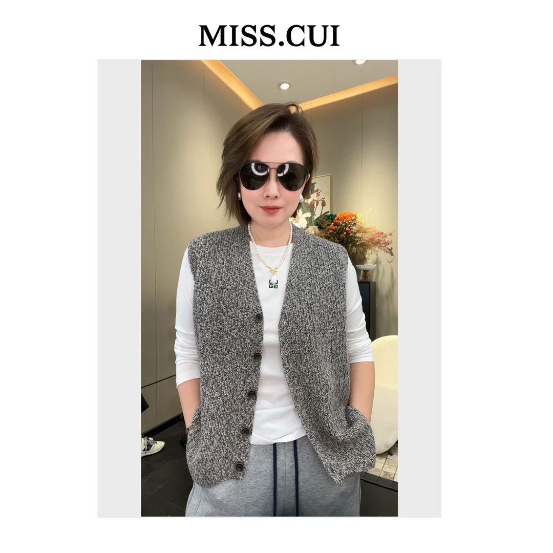 MISS.CUI 极简风穿搭 小众设计感V领单排扣羊毛针织马甲背心6179