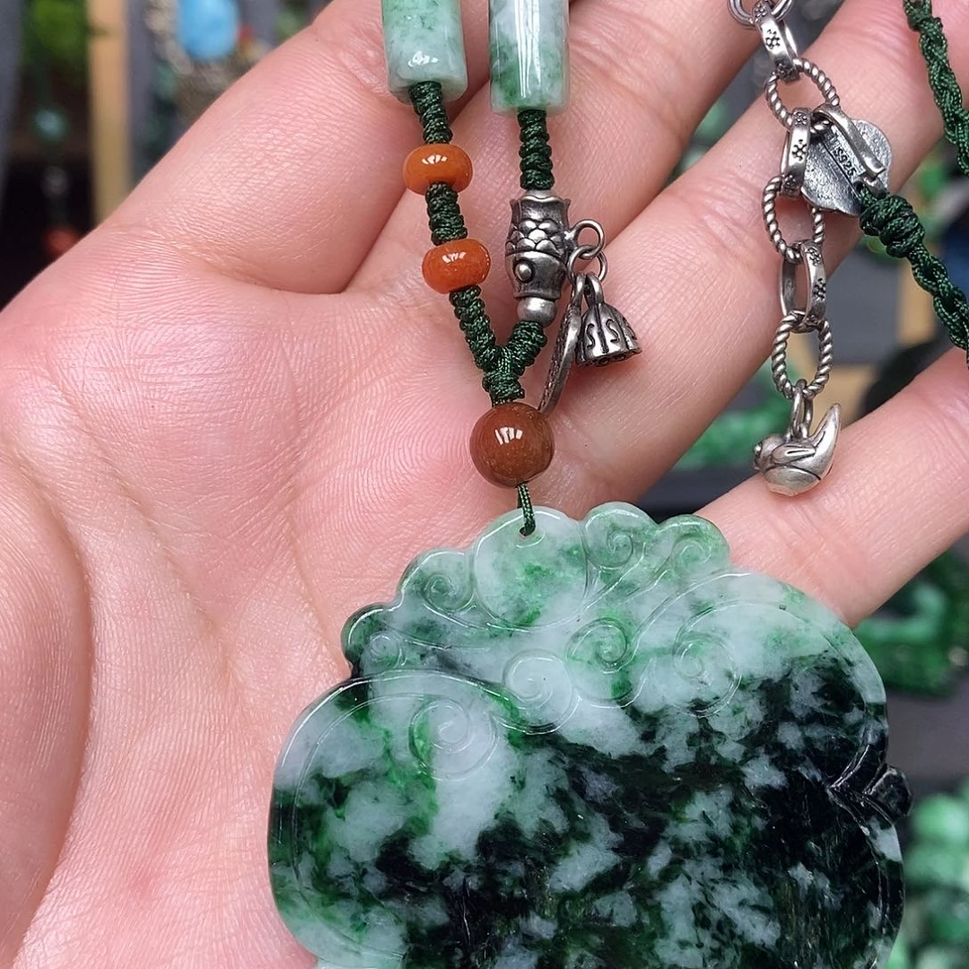 颈饰未镶嵌翡翠漂亮美眉