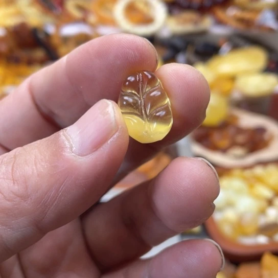 未镶嵌蜜蜡手串吊坠