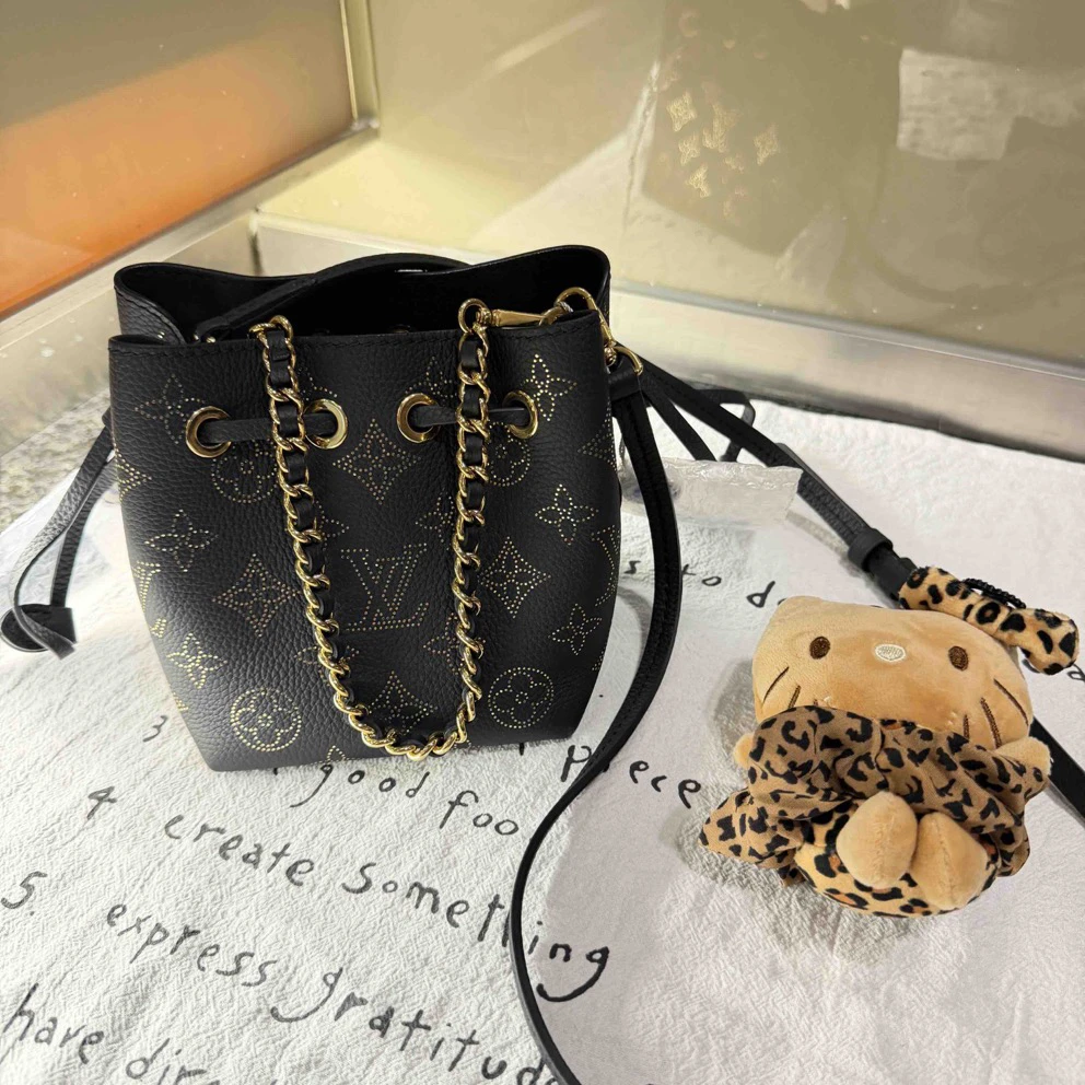 99新 LouisVuitton/路易威登 新款黑金小水桶斜挎包/1267