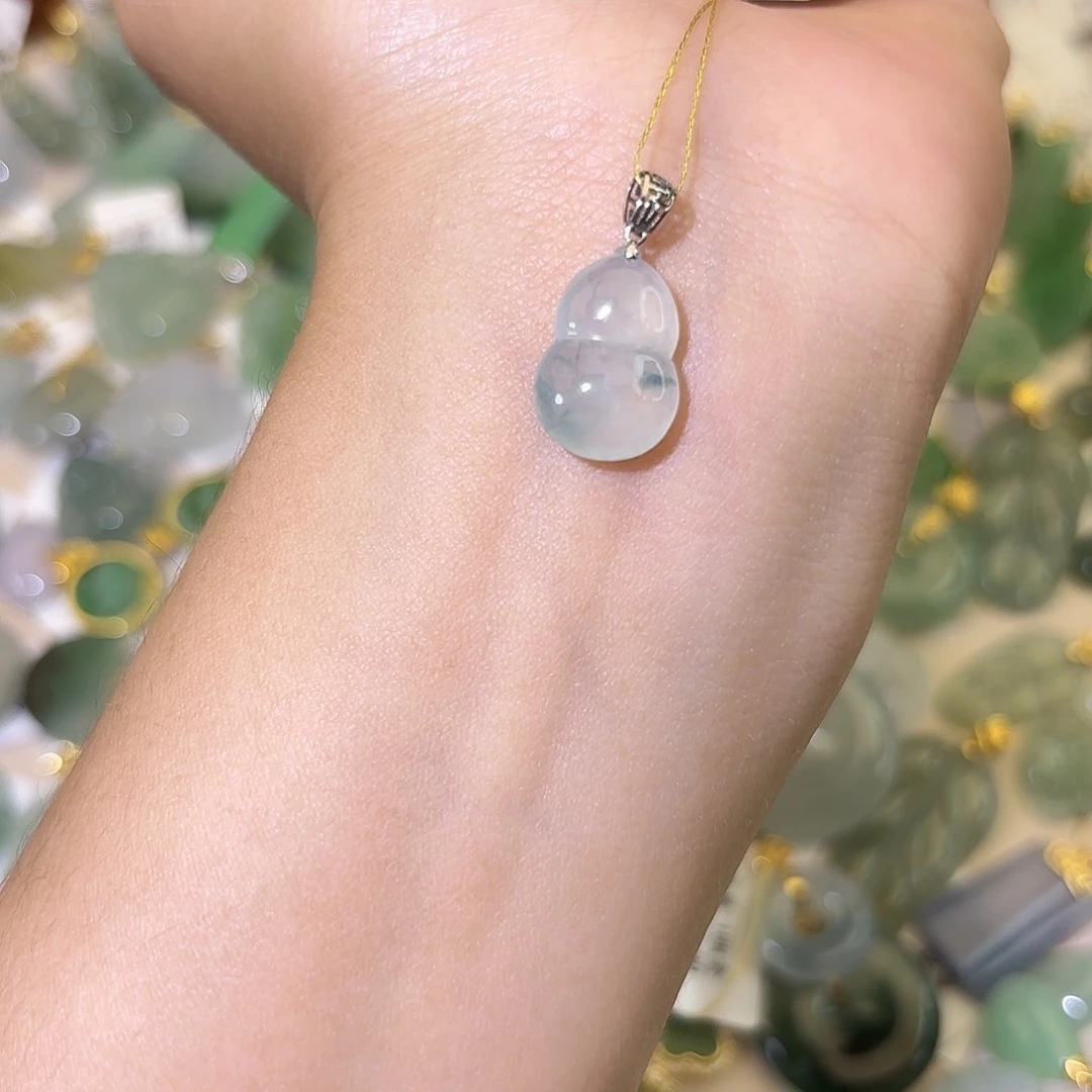 翡翠18K金镶嵌颈饰葫芦