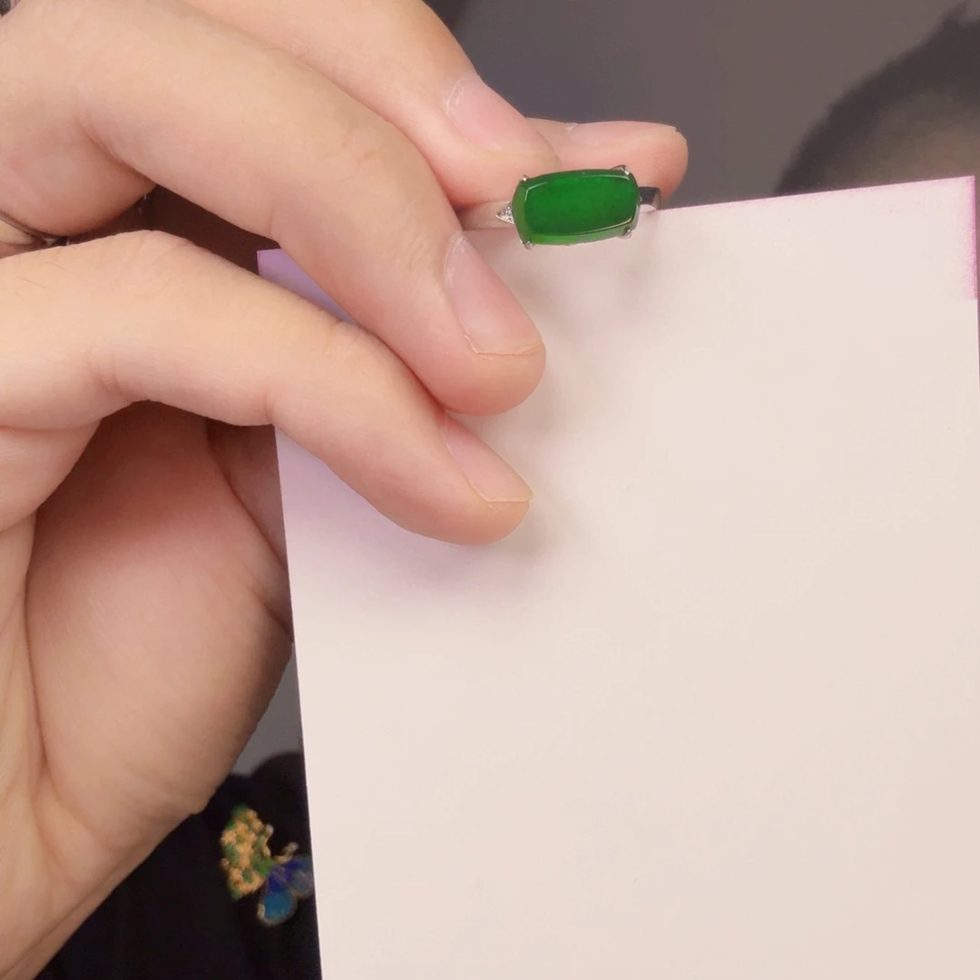 翡翠未镶嵌颈饰一件