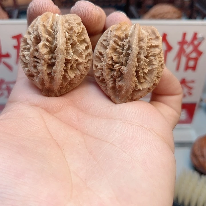 故***纵吊坠文玩核桃木辛