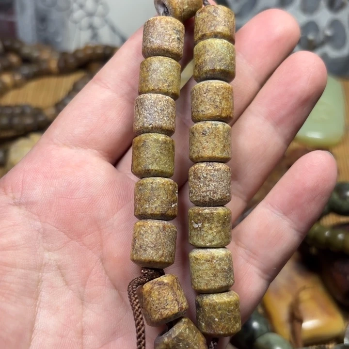背***亮颈饰未镶嵌岫岩河磨玉（透闪石质玉）
