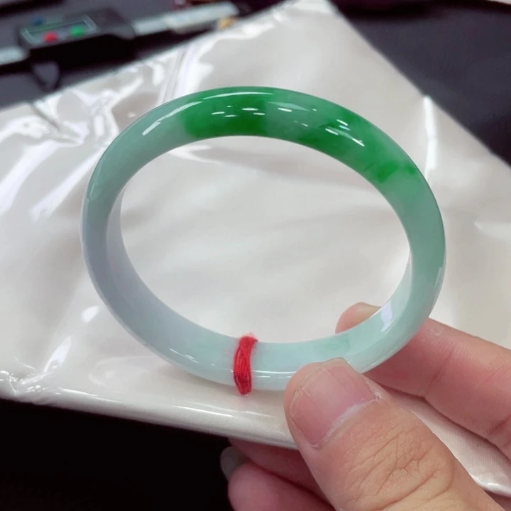 翡翠手镯未镶嵌翡翠