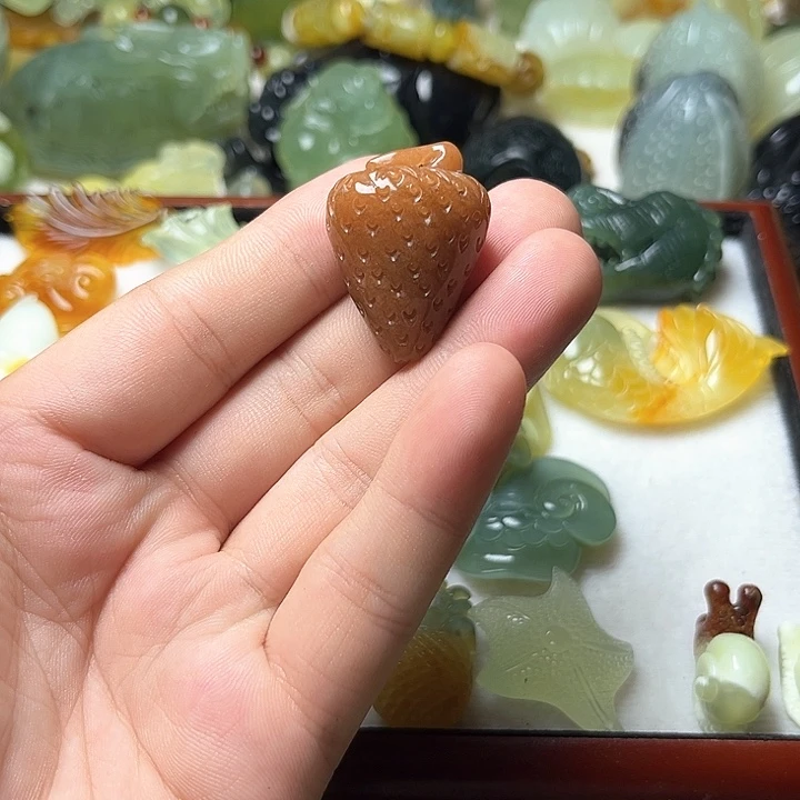 未镶嵌蛇纹石玉颈饰浮****花