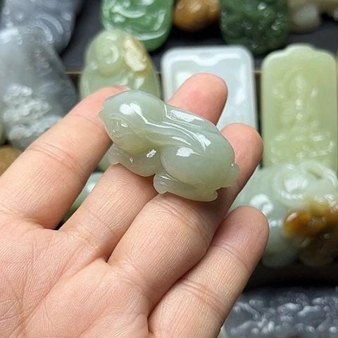 颈饰未镶嵌和田玉龍**人