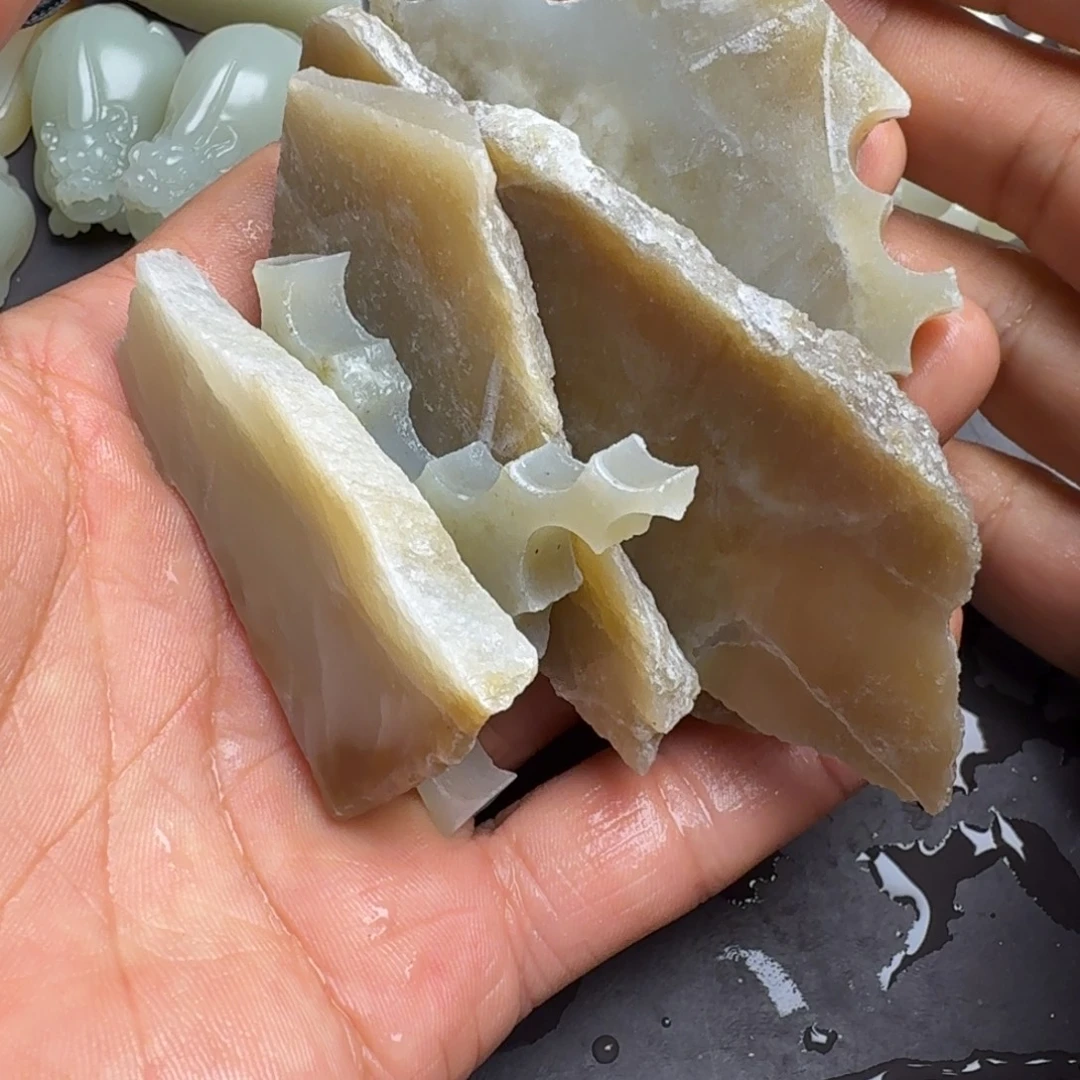 H***虹和田玉未镶嵌颈饰