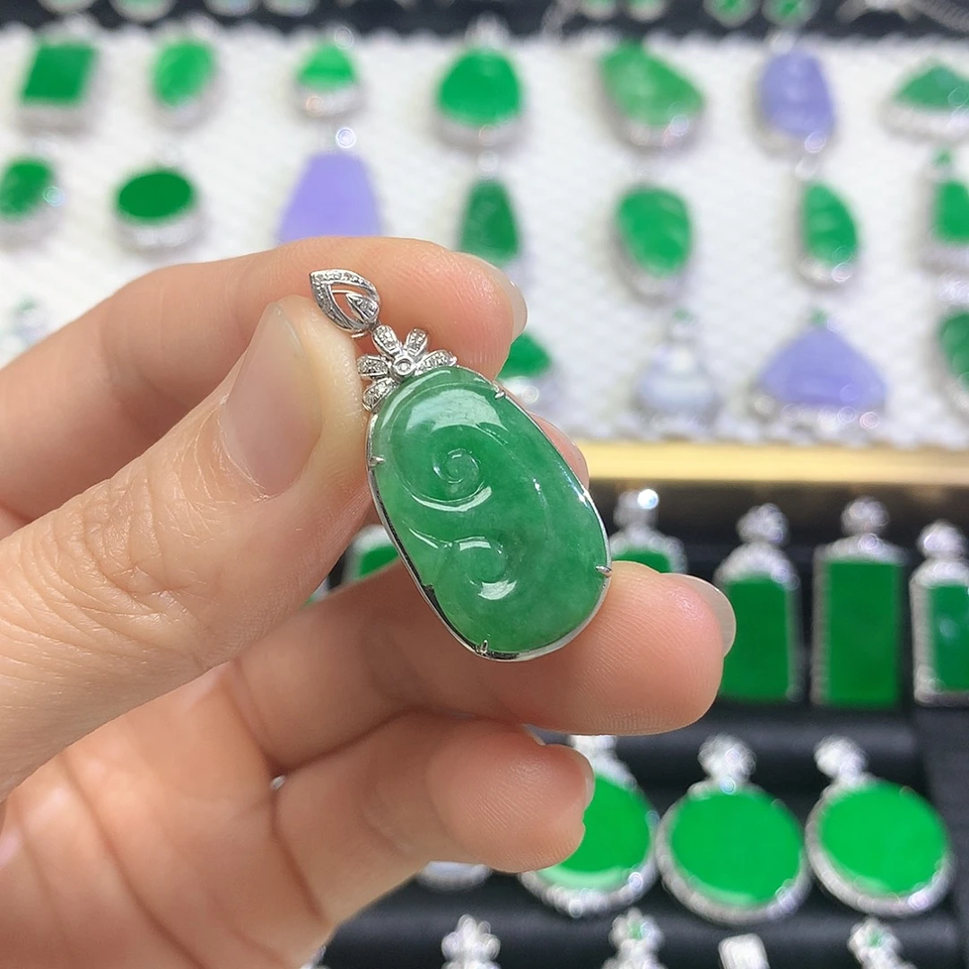 颈饰18K金镶嵌翡翠吊坠