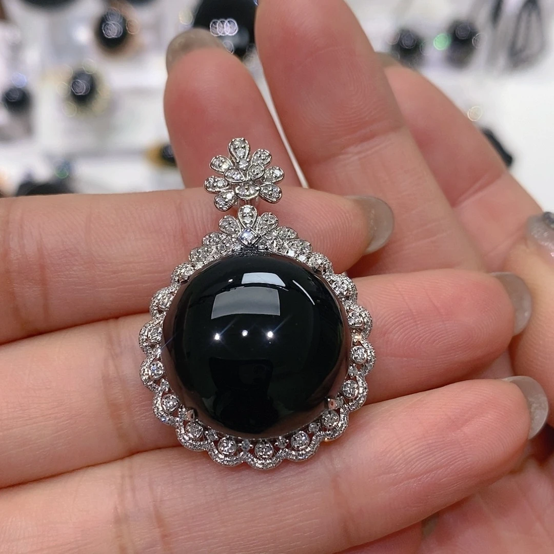 翡翠18K金镶嵌颈饰