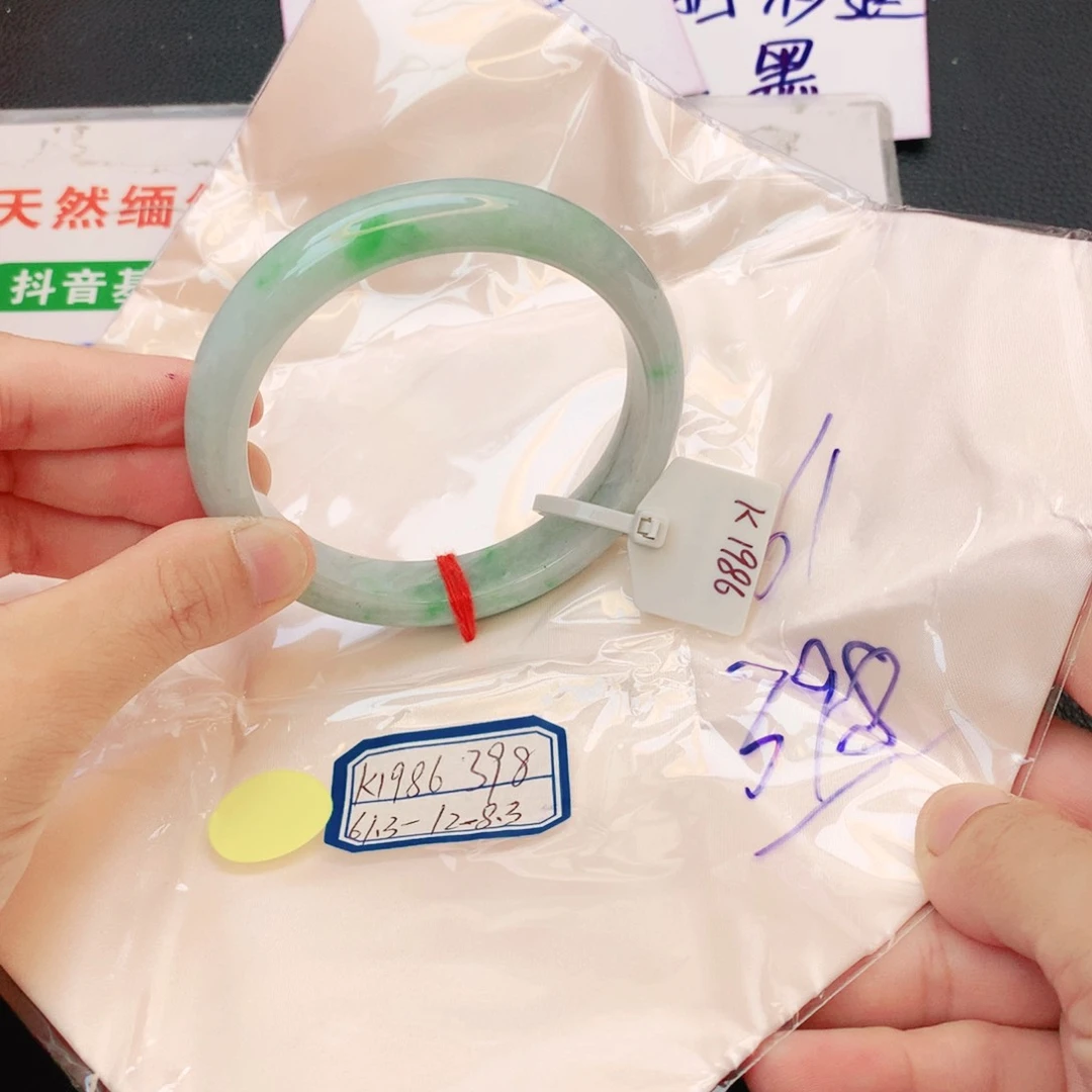 翡翠手镯未镶嵌翡翠