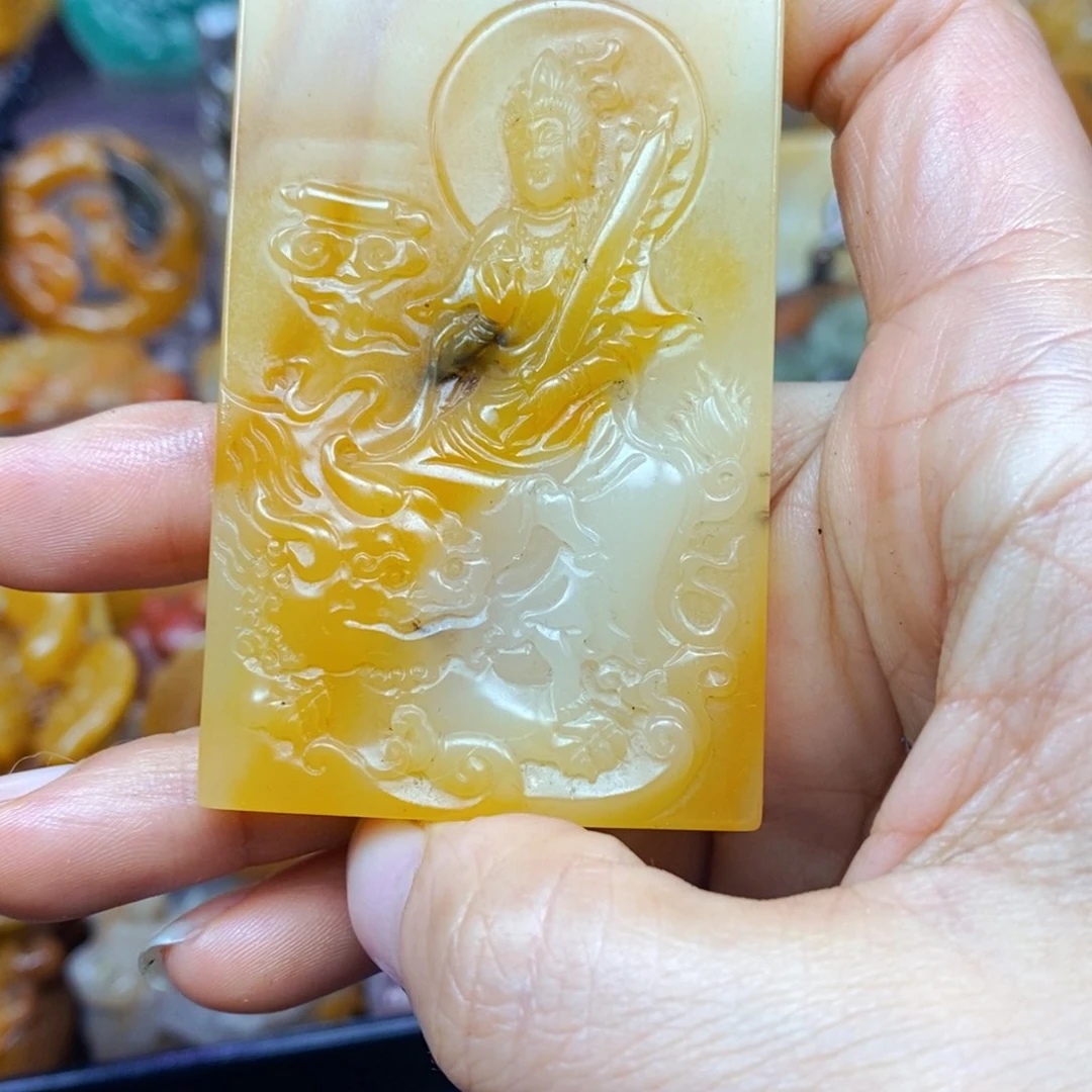 未镶嵌石英质玉（黄龙玉）颈饰