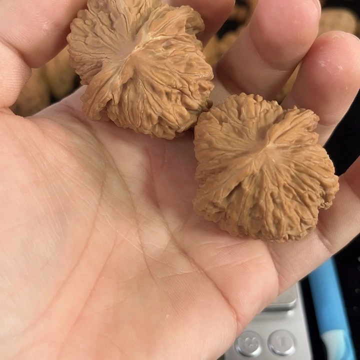 把件文玩核桃39左右微微瑕练手四座楼，编号012