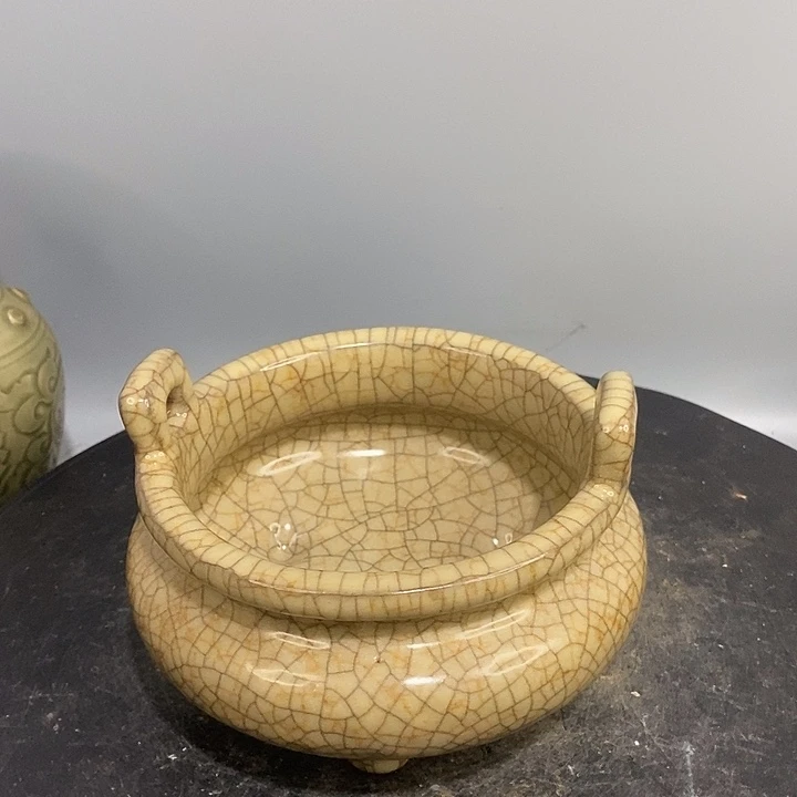 哥窑三足炉造型美观