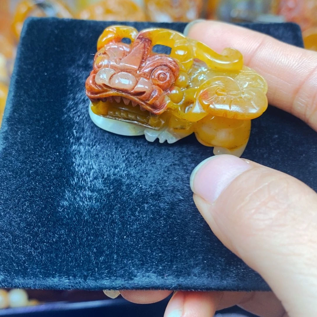 未镶嵌石英质玉（黄龙玉）颈饰