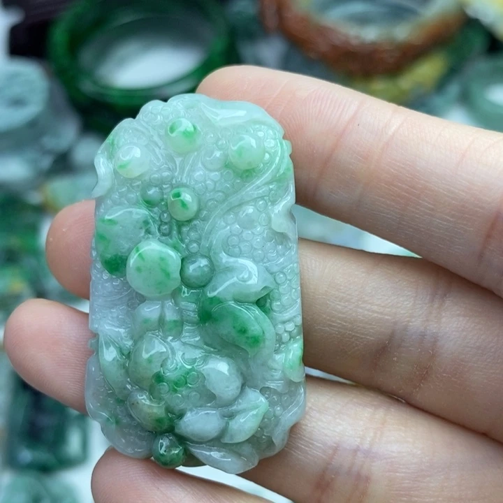 颈饰未镶嵌翡翠美***?