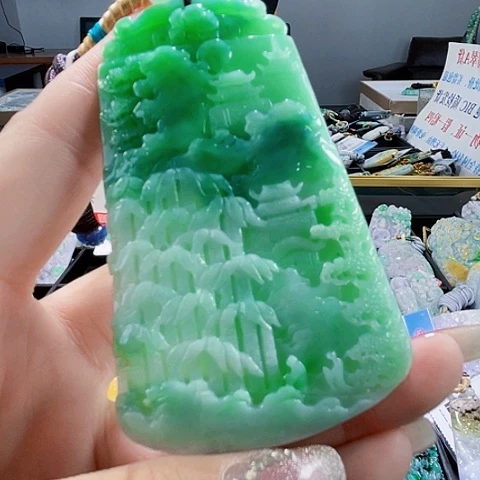 翡翠未镶嵌颈饰一个