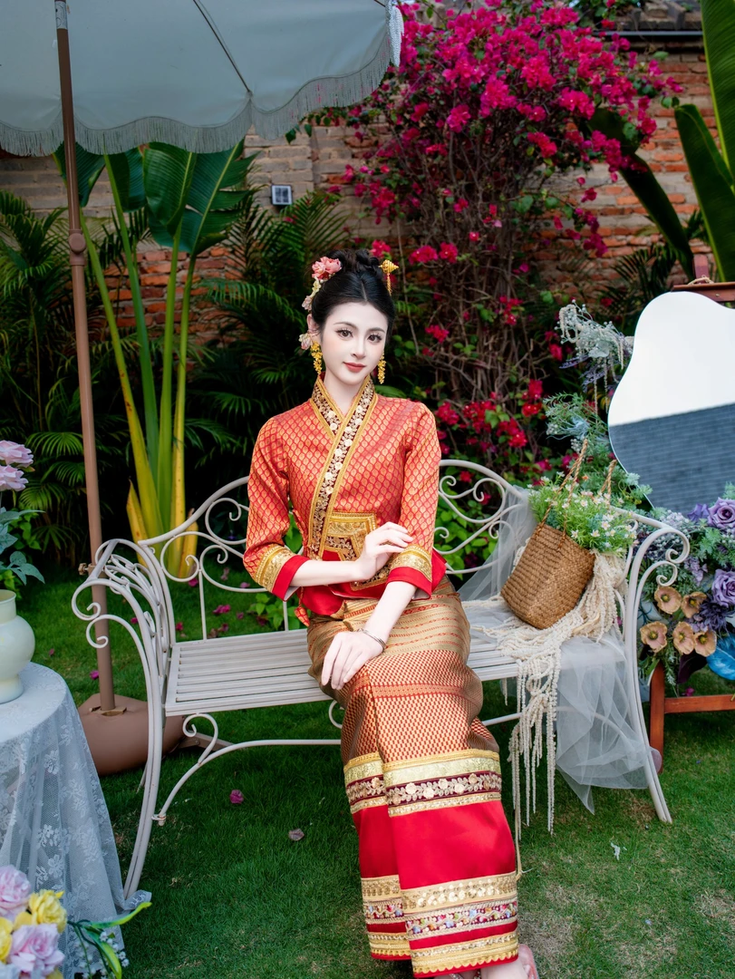 西双版纳 傣魅力新款  金线编织重工拼接 华丽民族风红色新娘装