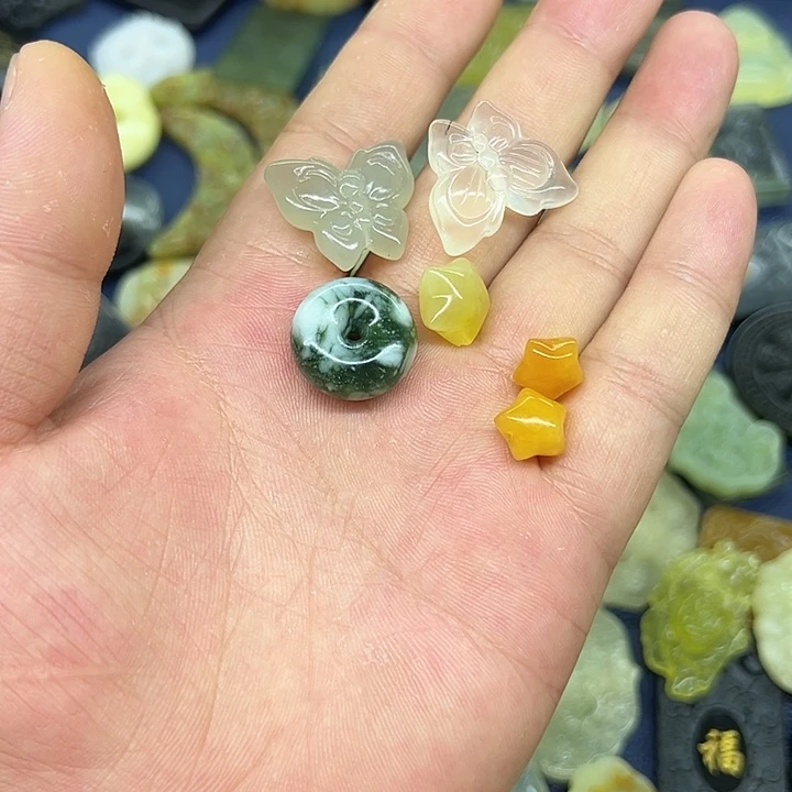 白***鲨蛇纹石玉未镶嵌颈饰