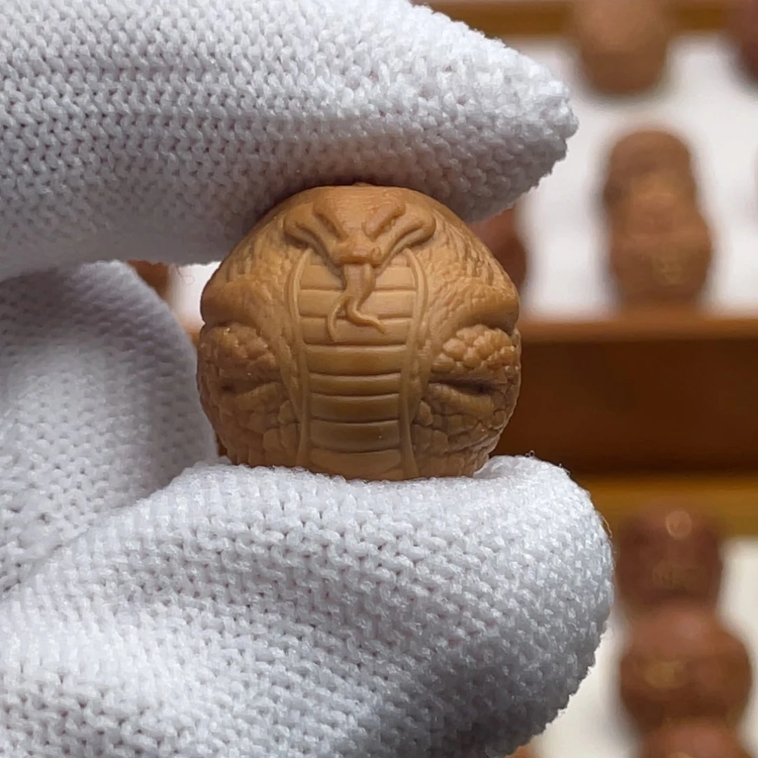 文玩核桃吊坠猴头核桃雕刻蛇王