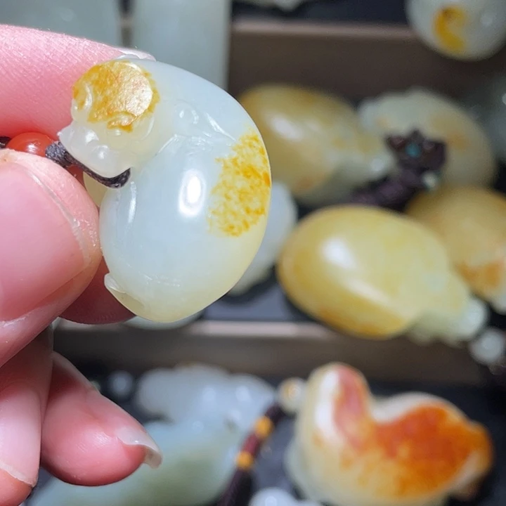 和田玉未镶嵌车挂