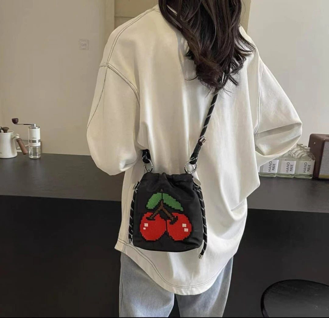 M943 大容量通勤樱桃刺绣包女包夏季黑色