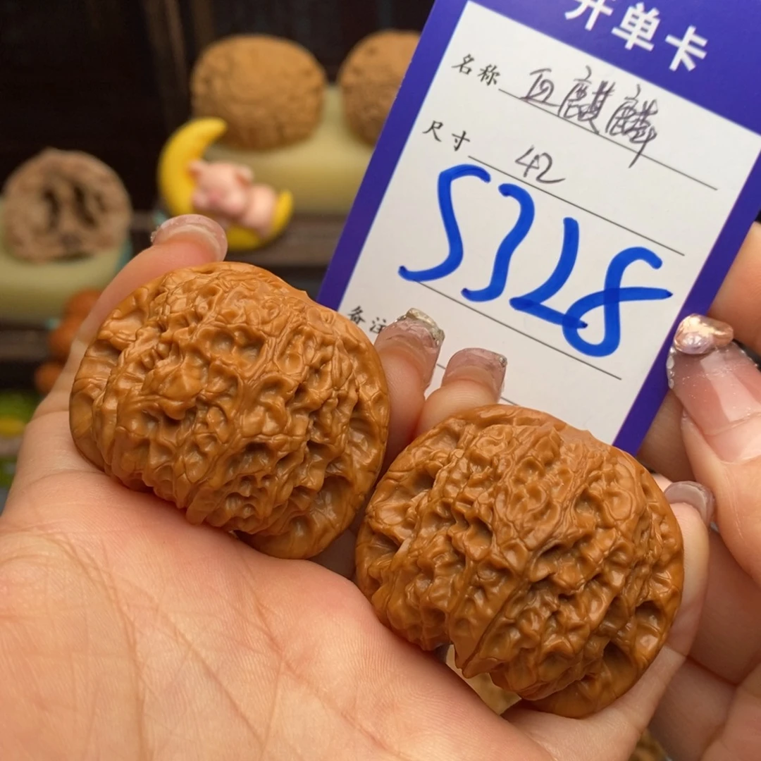 文玩核桃吊坠血麒麟