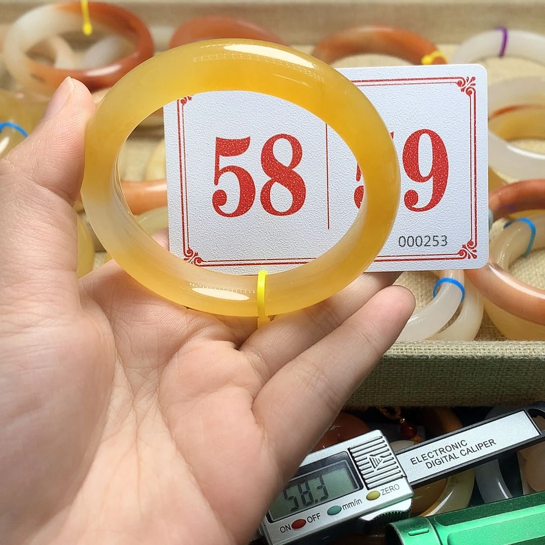 未镶嵌石英质玉（黄龙玉）手镯