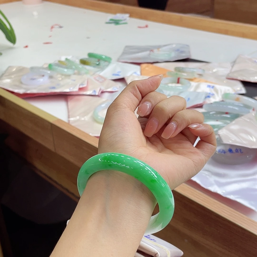 小***七翡翠手镯未镶嵌88 号链接