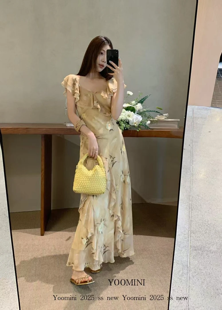 2025新款夏日海边度假碎花连衣裙女新款收腰显瘦露肩吊带长裙子