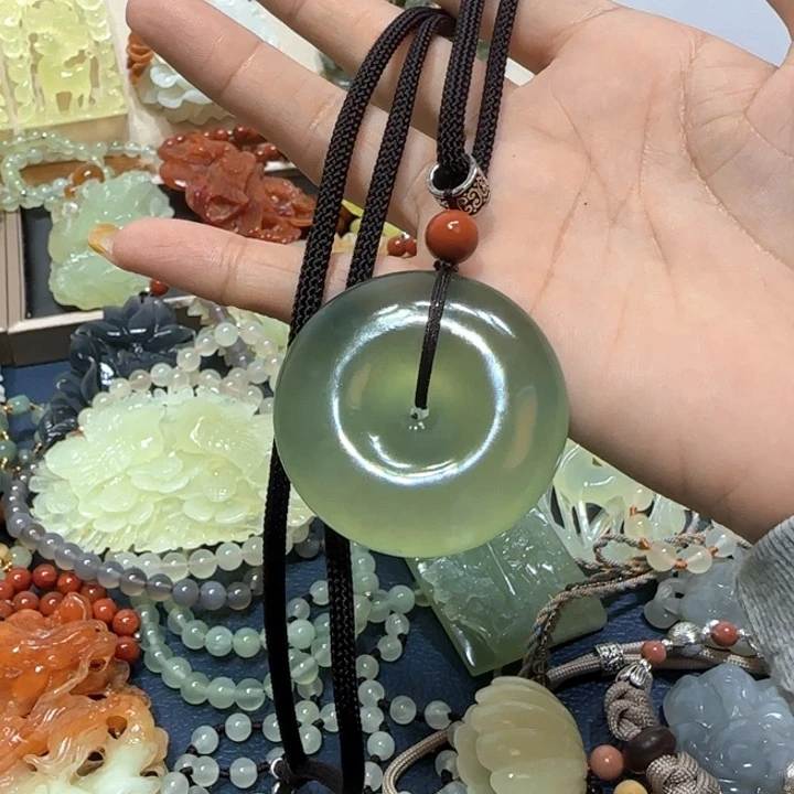 未镶嵌蛇纹石玉吊坠