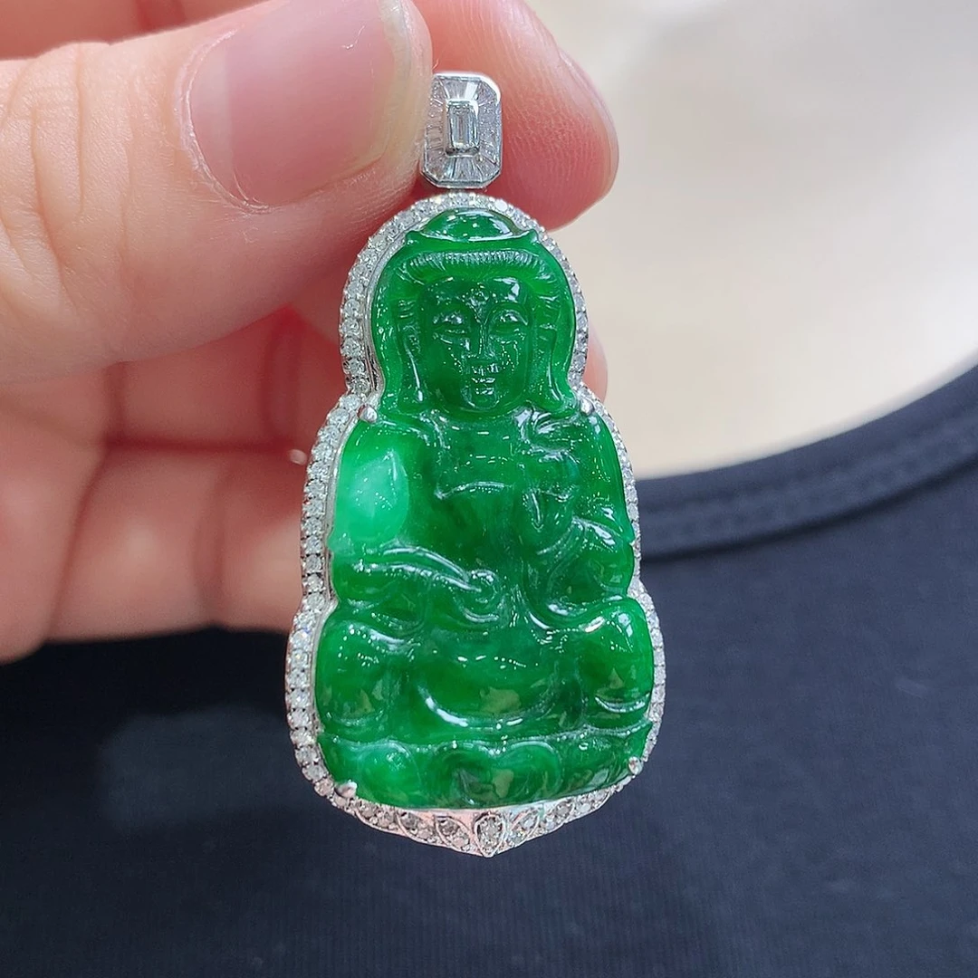 翡翠18K金镶嵌颈饰观音