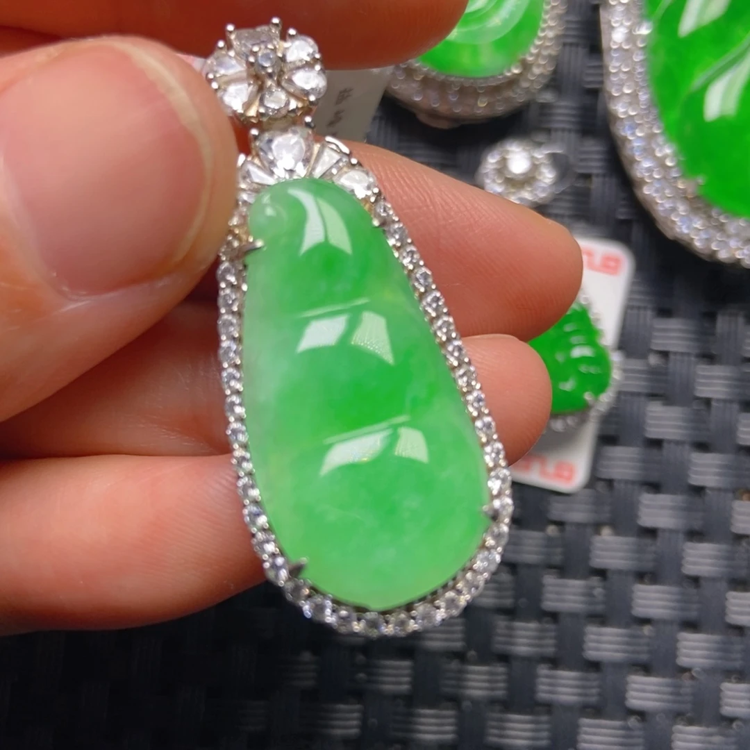 翡翠银S925镶嵌颈饰福豆吊坠