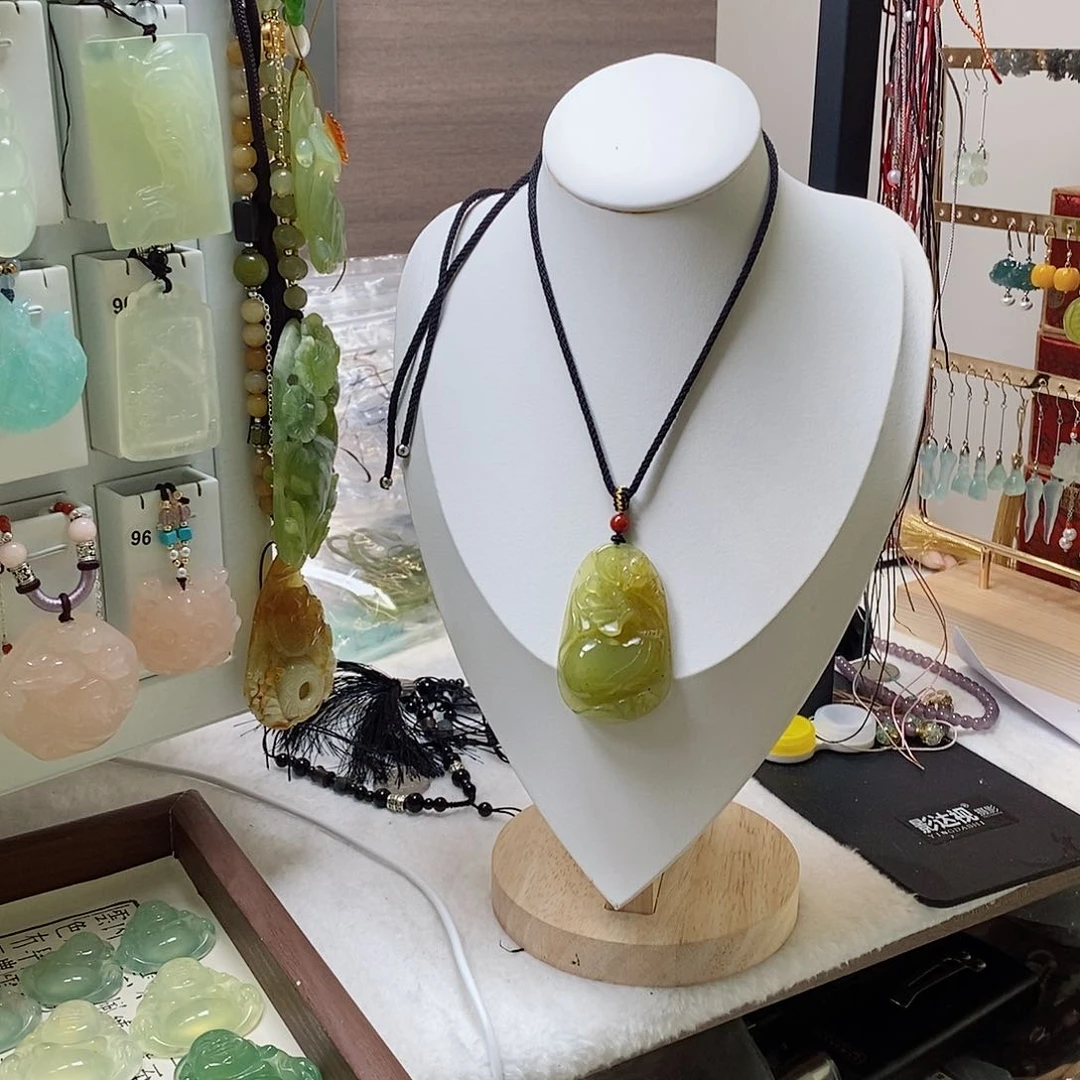 蛇纹石玉未镶嵌颈饰