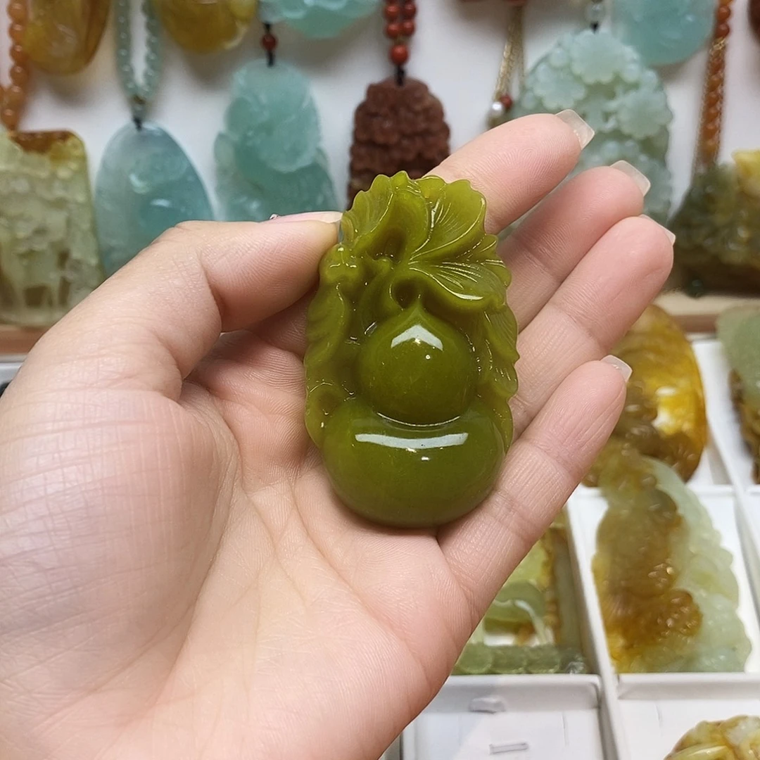 蛇纹石玉未镶嵌颈饰