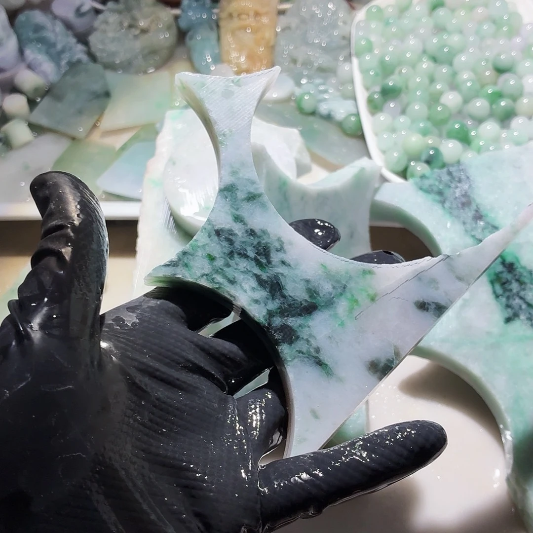 翡翠未镶嵌颈饰边角料