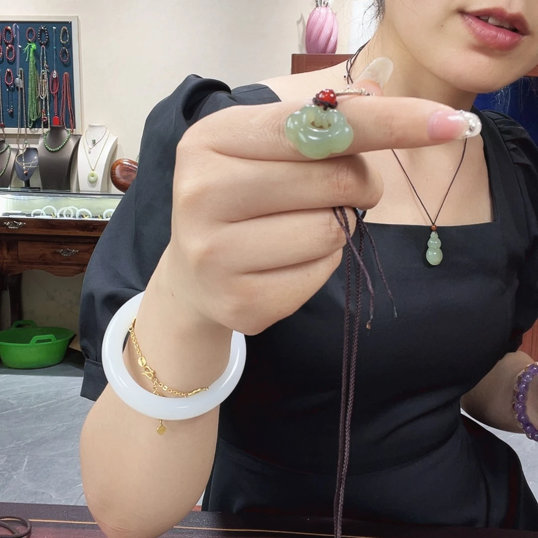 和田玉未镶嵌颈饰大*子