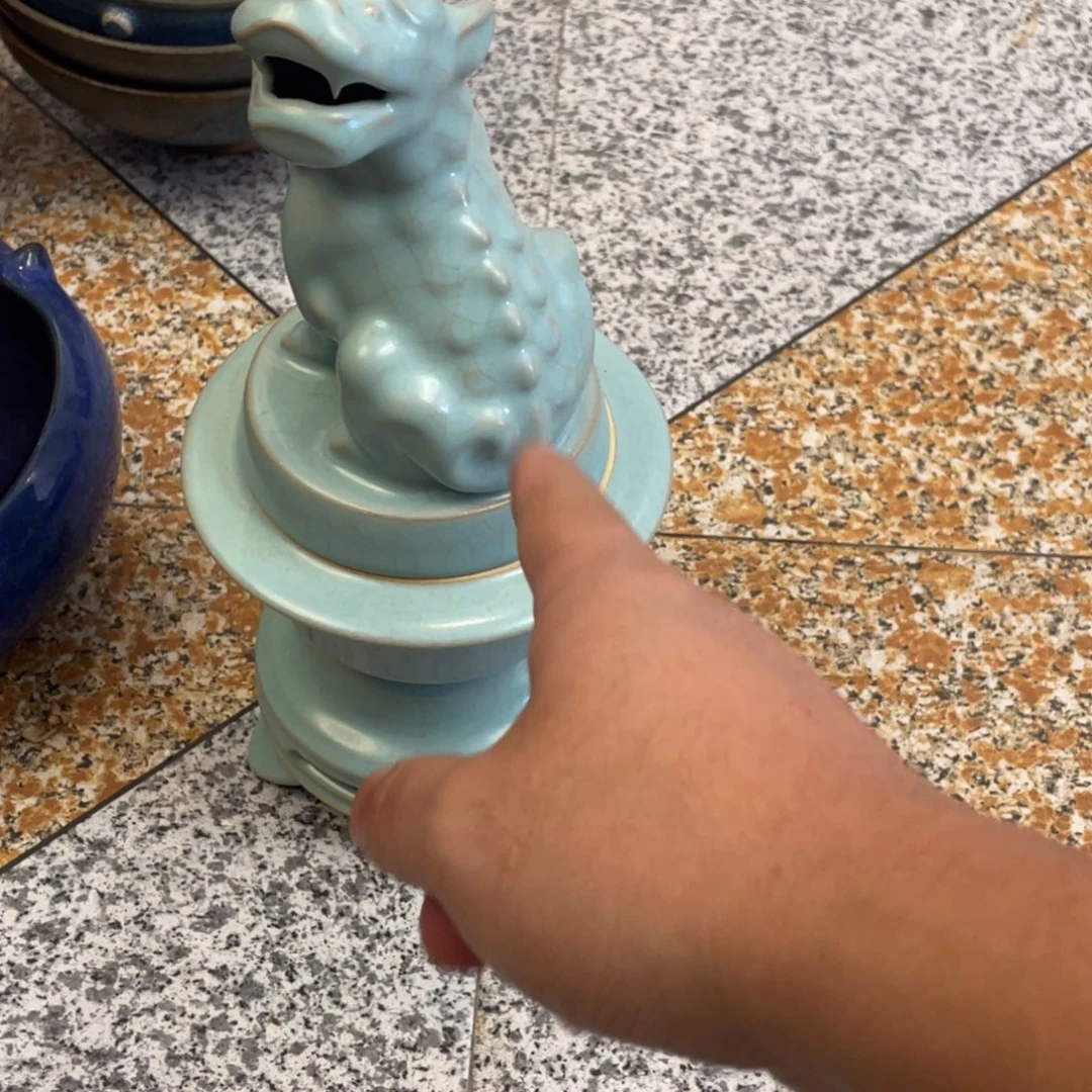 赏品汝狮子熏炉一个