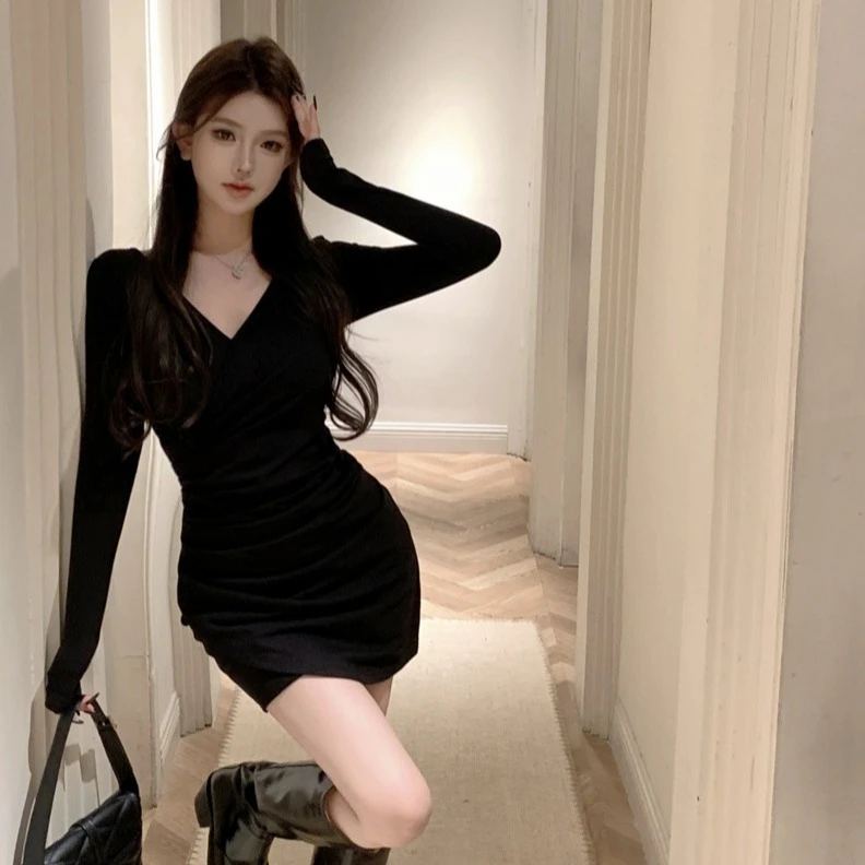 设计感黑色V领交叉针织连衣裙女短裙修身收腰短款打底长袖小黑裙